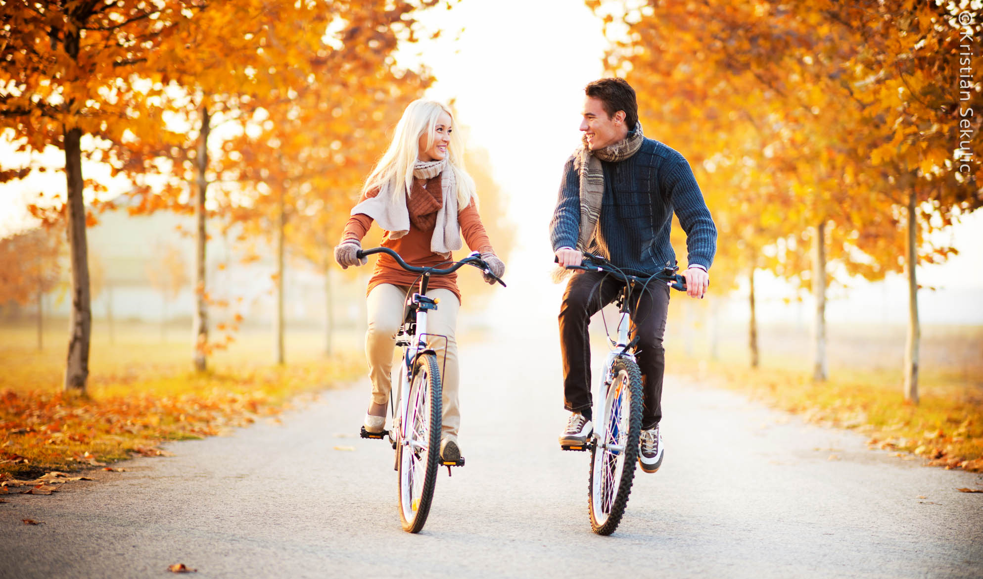 Общие интересы ближе. Мужчина и женщина на велосипеде. Мужчина иженшина на велосипеде. Вдвоем на велосипеде. Прогулка на велосипеде.