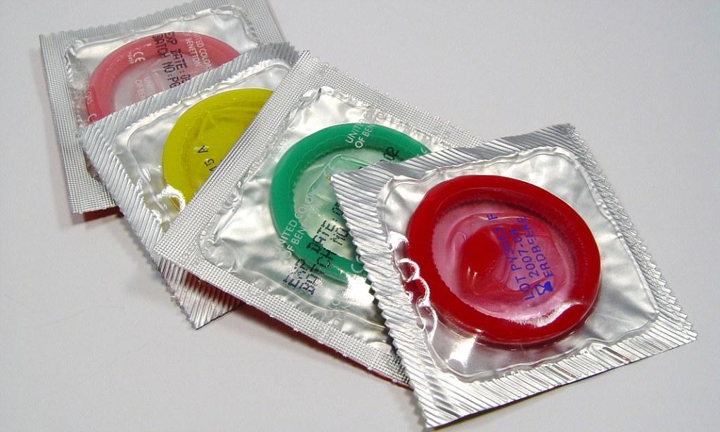 разноцветные презервативы в прозрачных упаковках